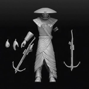 Pu&ograve; includere: Una action figure di plastica grigia di un personaggio che indossa un cappello a tesa larga e una lunga tunica. La figura tiene un'arma in una mano e ha una seconda arma a terra. La figura &egrave; in posizione eretta.
