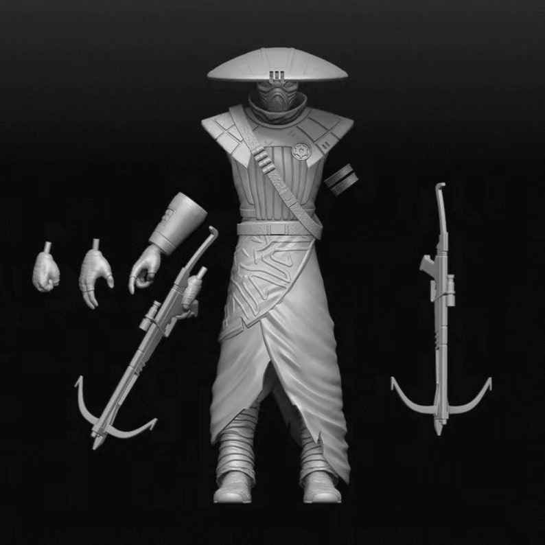 Pu&ograve; includere: Una action figure di plastica grigia di un personaggio che indossa un cappello a tesa larga e una lunga tunica. La figura tiene un'arma in una mano e ha una seconda arma a terra. La figura &egrave; in posizione eretta.