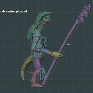 Pu&ograve; includere: Un modello digitale in scala 1/12 di una creatura rettiliana con pelle verde, una lunga coda e un'alta lancia viola seghettata. La figura presenta segmenti di armatura articolati in viola e marrone chiaro con linee di misura e testo visibili.
