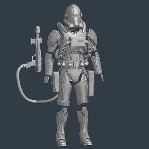 Könnte beinhalten: Ein graues, detailliertes 3D-Modell eines futuristischen Panzeranzugs, komplett mit Helm, Brustpanzer und Beinpanzer. Der Anzug hat eine strukturierte Oberfläche und ist mit einer Waffe und einem angeschlossenen Schlauch ausgestattet. Das Design deutet auf ein Science-Fiction- oder Cosplay-Thema hin.