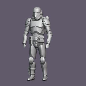 Könnte beinhalten: Graue Ganzkörperdarstellung einer Figur im Stormtrooper-Stil in Rüstung. Die Figur steht aufrecht, mit Helm, Schulterpolstern und verschiedenen Utensilientaschen. Die Rüstung hat ein detailliertes, mechanisches Design, vor einem violetten Hintergrund.