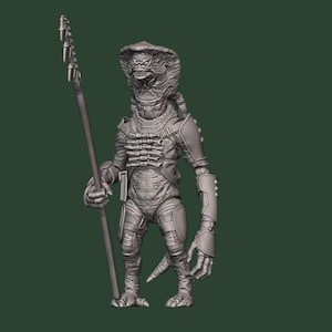 Könnte beinhalten: Eine graue, unbemalte Miniaturfigur eines reptilienartigen humanoiden Wesens mit einer kobraartigen Kapuze, scharfen Zähnen und texturierter Haut. Die Figur trägt eine segmentierte Rüstung an Brust und Armen und hält einen langen, schlanken Stab.