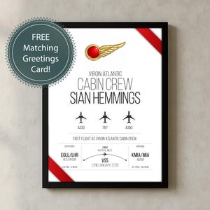 Op de afbeelding: Ingelijste print met een Virgin Atlantic Cabin Crew-ontwerp. De print bevat de naam "SIAN HEMMINGS", vliegtuigsilhouetten en vluchtgegevens. Een rood lint accentueert de rechterbovenhoek. Inclusief een "GRATIS bijpassende wenskaart!"