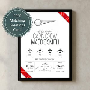 Op de afbeelding: Een ingelijste print met een zwarte rand, met een British Airways Cabin Crew-ontwerp. De print bevat de naam "MADDIE SMITH", vliegtuigpictogrammen en vluchtgegevens. Een zegel "GRATIS bijpassende wenskaart!" staat linksboven.