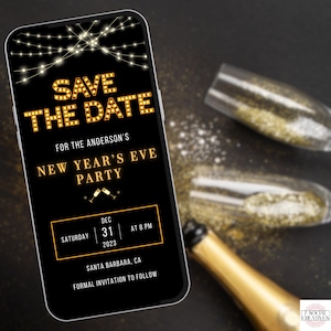Pu&ograve; includere: Un invito digitale nero e dorato per una festa di Capodanno. L'invito presenta una ghirlanda di luci, il testo "Save the Date", e la data e l'ora della festa. Il testo "For the Anderson's New Year's Eve Party" &egrave; incluso. L'invito &egrave; su uno sfondo nero con glitter dorati.