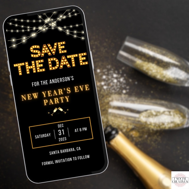 Pu&ograve; includere: Un invito digitale nero e dorato per una festa di Capodanno. L'invito presenta una ghirlanda di luci, il testo "Save the Date", e la data e l'ora della festa. Il testo "For the Anderson's New Year's Eve Party" &egrave; incluso. L'invito &egrave; su uno sfondo nero con glitter dorati.