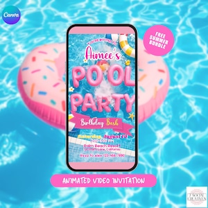 Può includere: Uno schermo di smartphone mostra un invito a una festa in piscina rosa con il testo "Aimee's Pool Party Birthday Bash". L'invito è ambientato su uno sfondo di un salvagente gonfiabile rosa in una piscina. L'invito include i dettagli dell'evento e una richiesta di RSVP.
