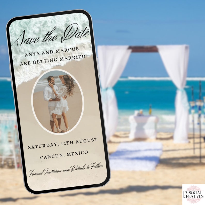Puede incluir: Un anuncio digital de guardar la fecha para una boda. El anuncio presenta una foto de una pareja en una playa, el texto "Save the Date", los nombres de la pareja "Anya y Marcus", el texto "Are Getting Married", la fecha "Saturday, 12th August", la ubicaci&oacute;n "Cancun, M&eacute;xico", y el texto "Formal Invitation and Details to Follow".