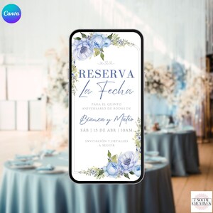 Può includere: Uno smartphone mostra un invito di nozze con decorazioni floreali blu. Il testo recita "RESERVA La Fecha" e annuncia il quinto anniversario di matrimonio di Bianca e Mateo, previsto per il 15 aprile alle 10:00. Il design include un logo Canva.