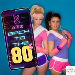 Op de afbeelding: Een smartphone-scherm met een neonroze en blauwe afbeelding met de tekst "Let's Go Back to the 80s". Twee vrouwen in sportkleding uit de jaren 80 zijn op de achtergrond.
