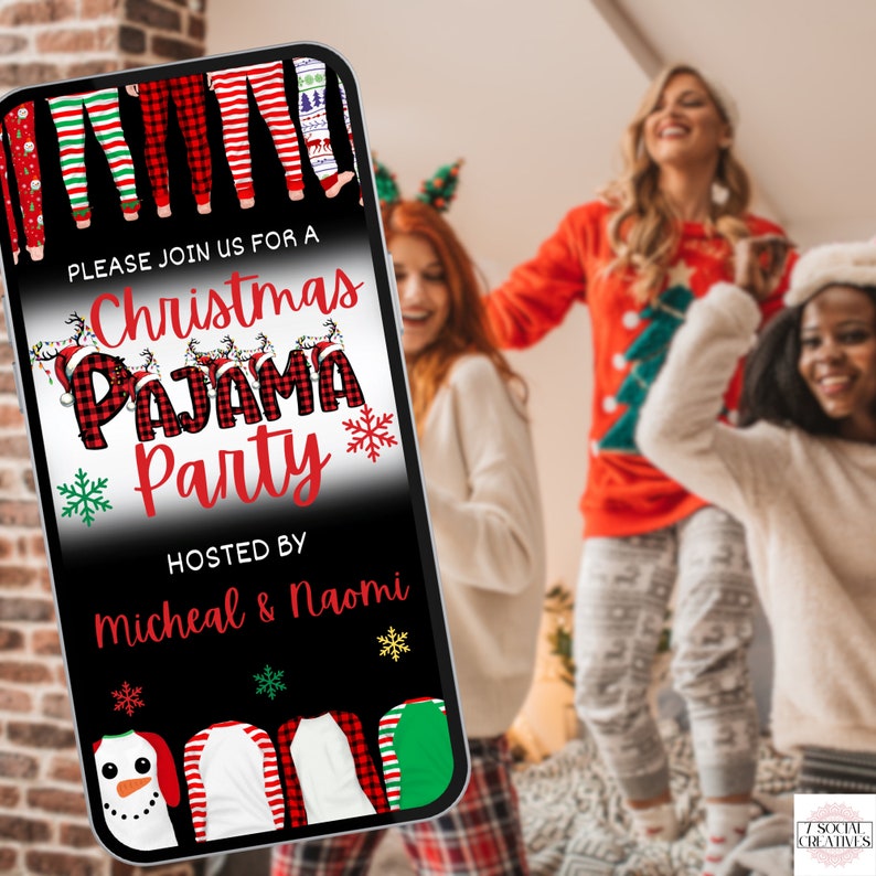 Puede incluir: Una invitaci&oacute;n digital negra y roja para una fiesta de pijamas de Navidad organizada por Micheal y Naomi. La invitaci&oacute;n presenta un mu&ntilde;eco de nieve y varios pijamas navide&ntilde;os.