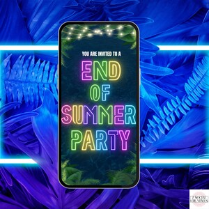 Op de afbeelding: Een smartphone-scherm met een neon-teken dat een uitnodiging voor een "End of Summer Party" toont. De achtergrond is donkerblauw met palmbomen en lichtslingers.