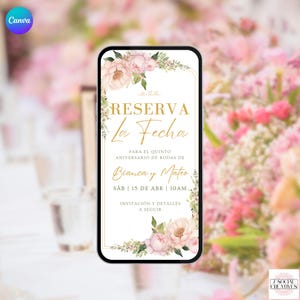 Può includere: Uno smartphone mostra un invito di anniversario di matrimonio. L'invito presenta il testo "RESERVA LA FECHA" in oro, con decorazioni floreali. Lo sfondo è un'arrangiamento floreale rosa e bianco.
