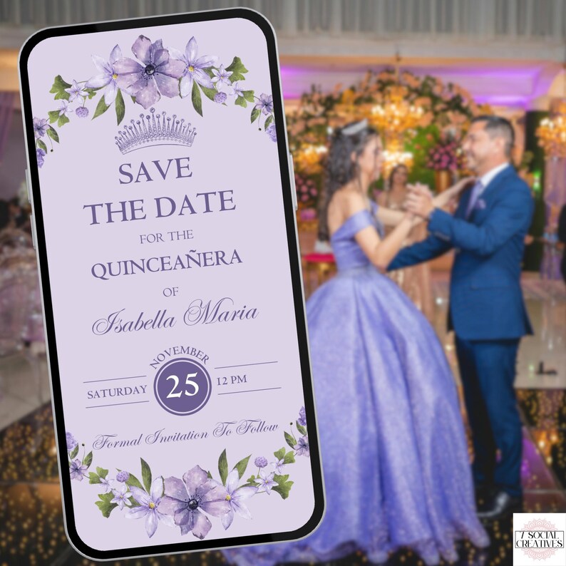 K&ouml;nnte beinhalten: Lilafarbene Save-the-Date-Karte mit floralem Rand und Krone. Der Text lautet "Save the Date for the Quincea&ntilde;era of Isabella Maria, Saturday November 25, 12 PM. Formal Invitation to Follow."