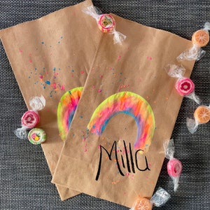 Geschenktüte Kindergeburtstag Regenbogen, personalisierbar, handgemalt