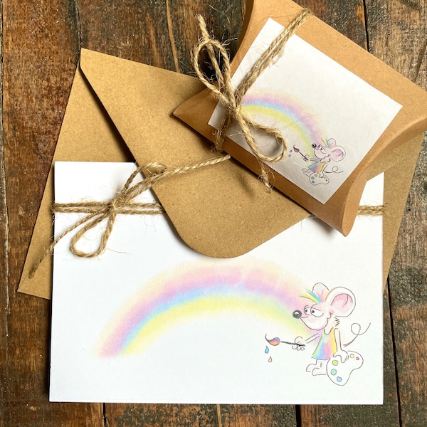 Karte „Regenbogen-Maus“ mit passender Give-Away Schachtel, eigene Illustration, zum Beschriften