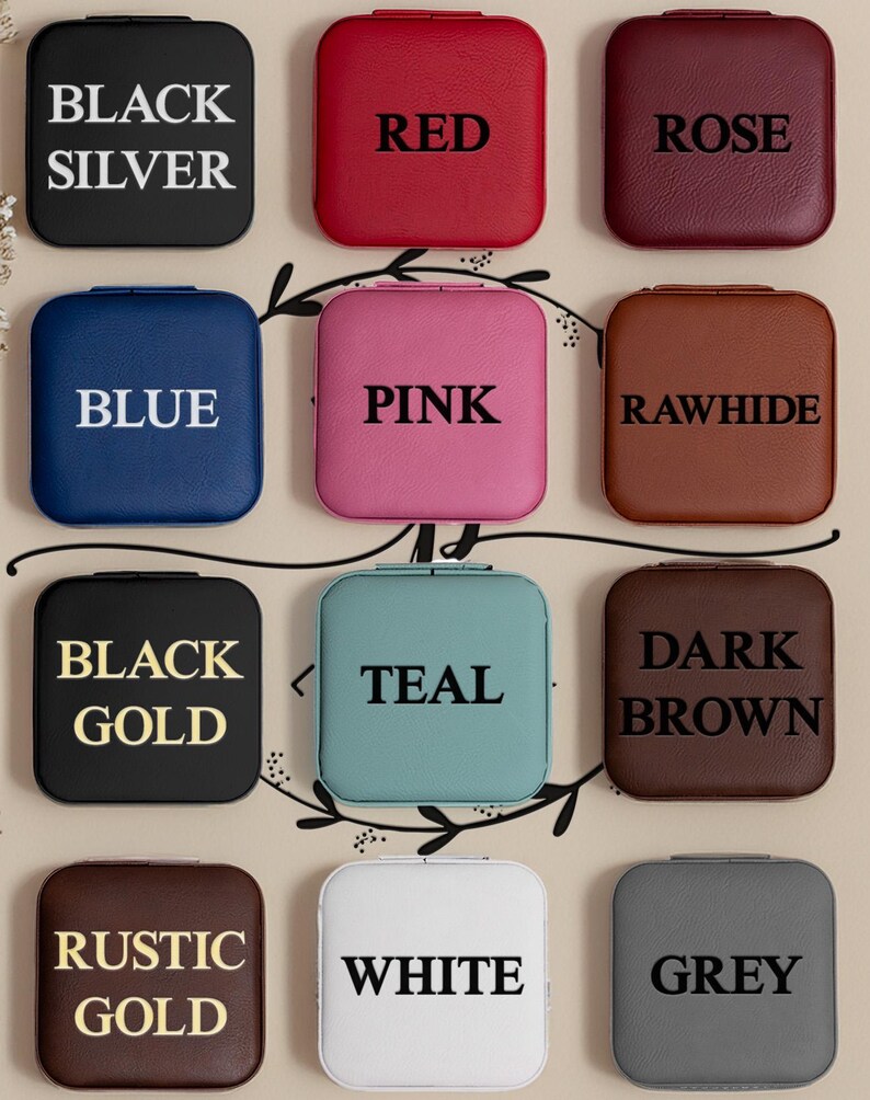 Puede incluir: Doce cajas cuadradas para anillos en varios colores, incluyendo negro, rojo, rosa, azul, rosa, cuero crudo, oro negro, turquesa, marr&oacute;n oscuro, oro r&uacute;stico, blanco y gris. Cada caja tiene un color diferente y una etiqueta de texto que indica el color.