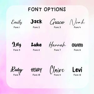 Może przedstawiać: Grafika prezentująca opcje czcionek do spersonalizowanych projekt&oacute;w. Tekst "FONT OPTIONS" znajduje się na g&oacute;rze. Pokazano dwanaście r&oacute;żnych czcionek, każda z nazwą i numerem czcionki. Nazwy to Emily, Jack, Grace, Noah, Lily, Luke, Hannah, Owen, Ruby, Henry, Claire i Levi.