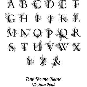 Puede incluir: Una fuente de alfabeto floral en blanco y negro con las letras A a la Z y una ampersand. La fuente se llama "Hestina Font".