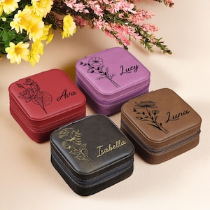 Puede incluir: Cuatro peque&ntilde;as cajas cuadradas de joyer&iacute;a con dise&ntilde;os florales y nombres personalizados: Ava, Lucy, Luna e Isabella. Las cajas son de diferentes colores: rojo, morado, marr&oacute;n y negro.