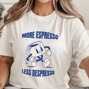 Camiseta &quot;Más espresso, menos depresso&quot;: divertida camiseta retro para amantes del café