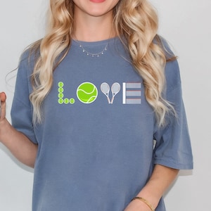 Comfort Colors Tennis Shirt: Unisex Tee mit grafischer Aufschrift Love