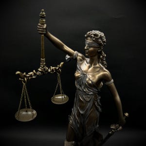 Themis - Statue of Justice Luxury Lawyer Symbol Figurine Desktop Statue Gifts