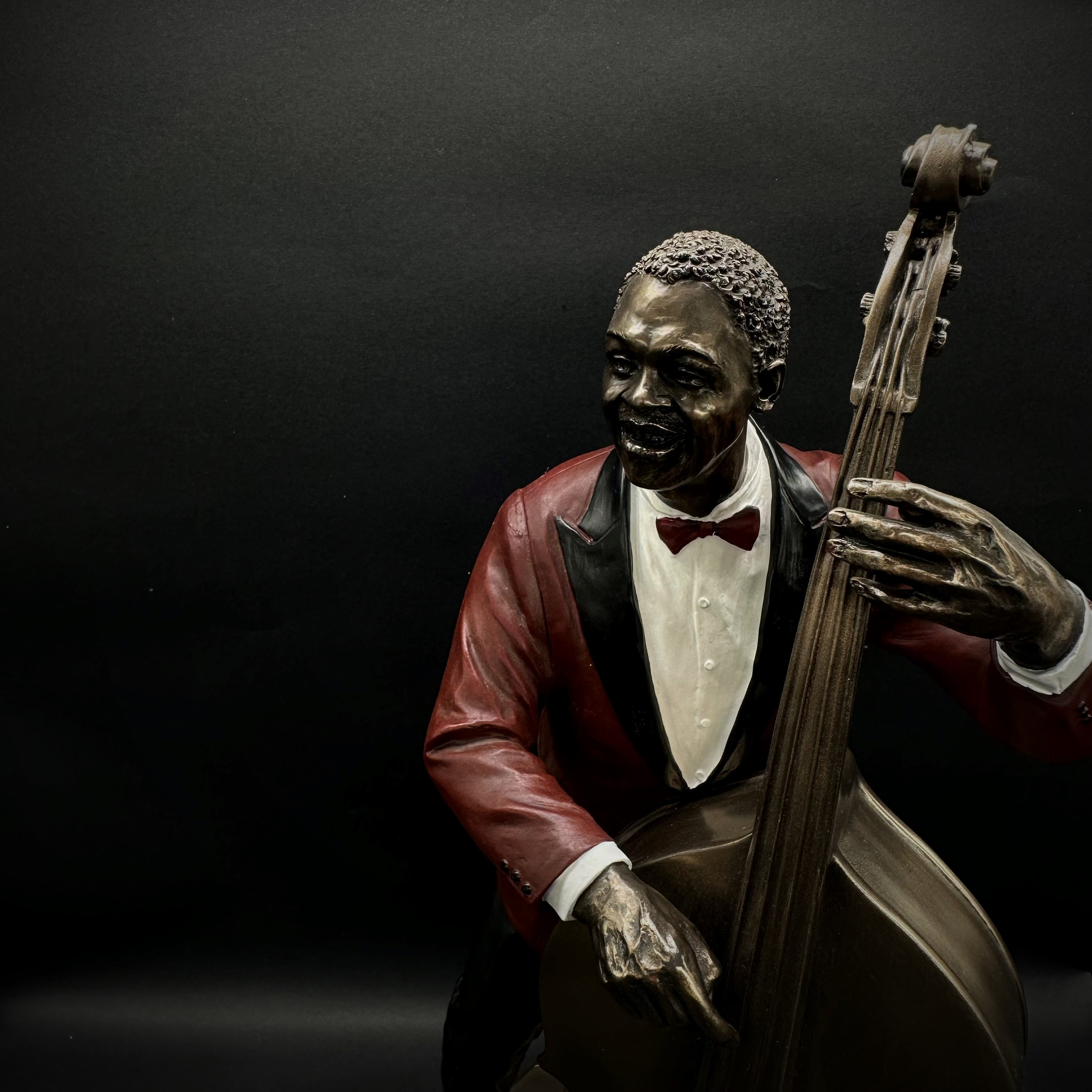 アフリカ系アメリカ人ミュージシャンのジャズバンドドラマーの像