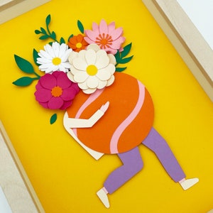 Donna con vaso di fiori