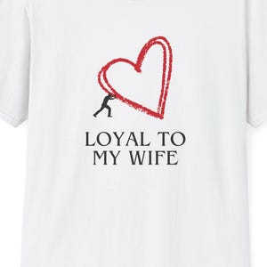 Maglietta "Fedele a mia moglie" con disegno a cuore, un semplice messaggio d'amore e impegno.