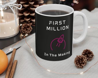 Taza de café motivacional "El primer cohete del millón en desarrollo"