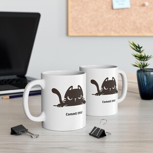 Taza "Commit This Cat" / Humor sobre compromisos de programación Git, Taza de café imagen 4