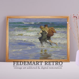 Puede incluir: Una pintura vintage de dos personas corriendo en las olas del océano. La pintura está enmarcada en un marco de madera claro. La pintura se coloca contra una pared de color púrpura claro.