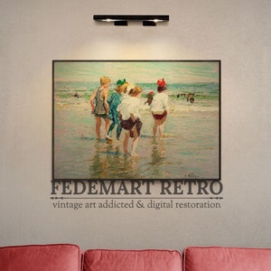 Puede incluir: Una pintura vintage de cinco niños jugando en las olas del océano. Los niños llevan trajes de baño y algunos tienen sombreros. La pintura está enmarcada y colgada en una pared.