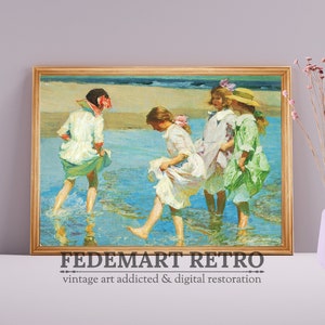 Puede incluir: Una pintura vintage de cuatro chicas jugando en el agua de la playa. Las chicas llevan vestidos blancos y tienen el pelo suelto. El agua es de color azul claro y la arena es de color marrón claro.