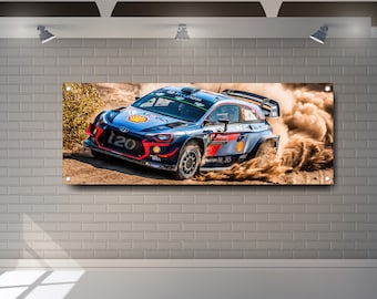 Könnte beinhalten: Ein blaues und rotes Rallye-Auto mit der Nummer 120 an der Seite, das durch eine Staubwolke auf einer Schotterpiste fährt.