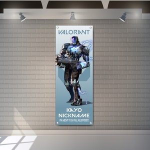 Könnte beinhalten: Ein Valorant-Poster mit dem Charakter Kayo, einem Cyborg in Blau- und Schwarztönen. Das Poster trägt den Text "VALORANT" oben und "KAYO NICKNAME I'M ABOUT TO GO FULL KILLER ROBOT." unten.