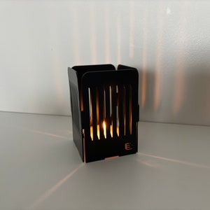 Moderner Kerzenständer aus Metall im minimalistischen, gestreiften Design