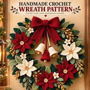 Könnte beinhalten: Ein handgefertigter Häkelkranz mit dunkelgrünen Blättern, roten und cremefarbenen Weihnachtssternen mit Holzknöpfen und drei hängenden Glocken. Der Text lautet: HANDMADE CROCHET WREATH PATTERN. Create your own statement wreath. HsbyHammad.
