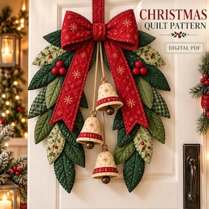 Puede incluir: Una corona navideña de tela acolchada con hojas verdes oscuras y claras, bayas rojas y un gran lazo rojo con patrones de copos de nieve dorados. Tres campanas acolchadas color crema con borde rojo cuelgan del centro. Texto CHRISTMAS QUILT PATTERN DIGITAL PDF.