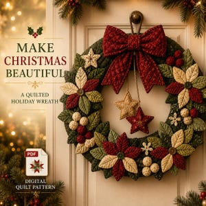 Puede incluir: Una corona navideña acolchada con hojas de tela verde oscuro, flores de pascua en crema y rojo intenso con botones centrales, y un gran lazo de tela roja. Dos pequeñas estrellas acolchadas cuelgan en el centro. Texto: MAKE CHRISTMAS BEAUTIFUL.