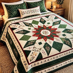 Könnte beinhalten: Eine Bettdecke mit einem großen zentralen Sternmuster in Rot, Grün und Creme, verziert mit Stechpalmen- und Beerenmotiven. Das Set enthält zwei dunkelgrüne gesteppte Kissenbezüge und ein cremefarbenes Kissen mit Stechpalmenzweig.