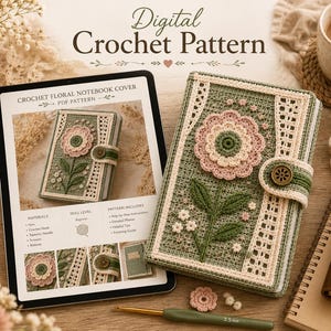 Puede incluir: Un patr&oacute;n de ganchillo digital para una funda de cuaderno floral que se muestra en una tableta junto a una funda de cuaderno de ganchillo verde salvia con una flor rosa grande, un cierre de bot&oacute;n y detalles de borde de encaje blanco.