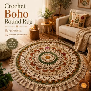 Könnte beinhalten: Ein runder Häkelteppich mit einem großen Mandalamuster in Creme, Dunkelgrün und Rostorange. Der Teppich hat einen dekorativen Fransenrand. Der Text auf dem Bild lautet Crochet Boho Round Rug, PDF PATTERN, INSTANT DOWNLOAD und LARGE MANDALA DESIGN.