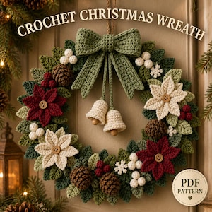 Könnte beinhalten: Ein gehäkelter Weihnachtskranz mit grünen Blättern, roten und cremefarbenen Weihnachtssternen mit Holzknöpfen, braunen Tannenzapfen, weißen Beeren und zwei cremefarbenen Glocken an einer großen grünen Schleife. Text: CROCHET CHRISTMAS WREATH und PDF PATTERN.