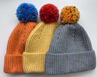 Gorro de punto acrílico hecho a mano: gorro de invierno con pompón personalizable
