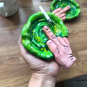 Rick i Morty Środkowy palec Portal inspirowany zabawną kreskówką ręcznie robiona gliniana taca/popielniczka