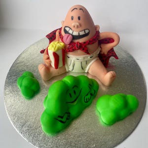Adorno para tarta de fondant inspirado en el Capitán Calzoncillos y Smartsy Fartsy para los mejores pasteles de cumpleaños infantiles