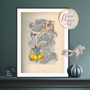 Puede incluir: Impresión artística dibujada a mano que presenta una detallada ilustración de una deidad con intrincados patrones, sobre un fondo de página de libro antiguo. El marco negro rodea la obra, con el texto "Hand Drawn Art".