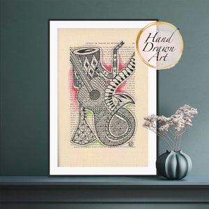 Può includere: Illustrazione a mano libera in bianco e nero di una chitarra, un tamburo e un disegno a forma di serpente su una pagina di un libro vintage. Il disegno è incorniciato in una cornice nera e lo sfondo è una parete blu chiaro.
